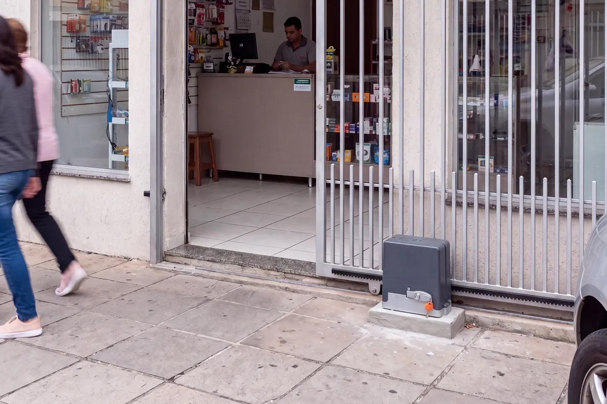Acceso comercial con portón automático y motor visible